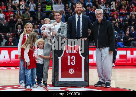 Mailand, Italien. November 2024. Sergio Rodriguez (C) mit Panteleo Dell'Orco Präsident CDA der EA7 Emporio Armani Milan (R) und seiner Familie feiert seinen Eintritt in die Pallacanestro Olimpia Milano Hall of Fame während des regulären Saisonspiels der Turkish Airlines EuroLeague 2024/25 Runde 8 zwischen EA7 Emporio Armani Milan und Real Madrid im Unipol Forum. Endresultate EA7 Mailand 85 | 76 Real Madrid. (Foto: Fabrizio Carabelli/SOPA Images/SIPA USA) Credit: SIPA USA/Alamy Live News Stockfoto