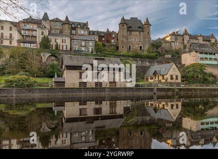 Uzerche, Coreze, Nouvelle-Aquataine, Frankreich - 8. November 2024 - Reflexionen im Fluss, der durch die Stadt fließt Stockfoto