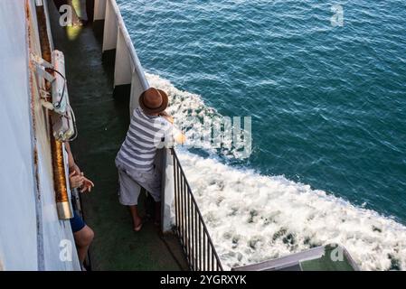 Itacare, Bahia, Brasilien - 29. November 2019: Passagiere werden in der Fähre gesehen, die das Meer der ​​the-Bucht von Allerheiligen in der Stadt Salva genießen Stockfoto