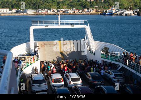 Salvador, Bahia, Brasilien - 30. November 2019: Blick auf die Fähre, die am Seehafen Sao Joaquim in Salvador, Bahia ankommt. Stockfoto