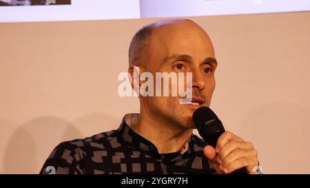 Paris, Frankreich. November 2024. Thyago Nogueira bei „Conversations“, einer Diskussionsreihe, die während der Paris Photo 2024 stattfand, einer jährlichen internationalen Kunstmesse zum Thema Fotografie im Grand Palais, Avenue du Général Eisenhower. Quelle: Doreen Kennedy/Alamy Live News. Stockfoto