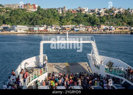 Salvador, Bahia, Brasilien - 30. November 2019: Blick auf die Fähre, die am Seehafen Sao Joaquim in Salvador, Bahia ankommt. Stockfoto