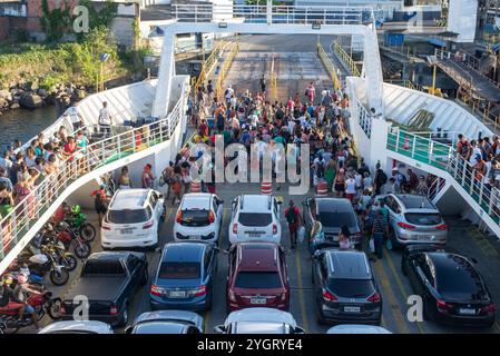 Salvador, Bahia, Brasilien - 30. November 2019: Fährschiffe mit Hunderten von Passagieren kommen am Seehafen Sao Joaquim in der Stadt an Stockfoto