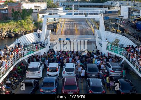 Salvador, Bahia, Brasilien - 30. November 2019: Fährschiffe mit Hunderten von Passagieren kommen am Seehafen Sao Joaquim in der Stadt an Stockfoto