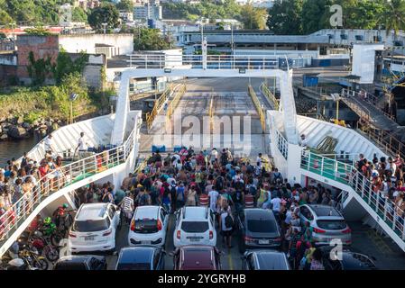 Salvador, Bahia, Brasilien - 30. November 2019: Passagiere werden auf der Fähre während der Überfahrt von der Insel Itaparica nach Sal gesehen Stockfoto