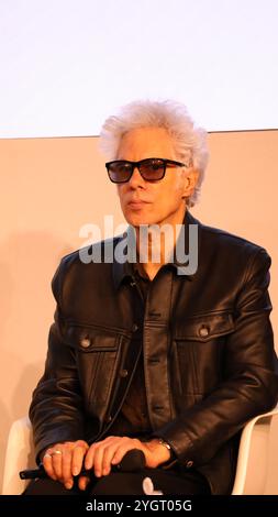 Paris, Frankreich. November 2024. Der Filmemacher und multidisziplinäre Künstler Jim Jarmusch spricht über sein Buch „Some Collagen“ bei „Conversations“, einer Diskussionsreihe, die während der Paris Photo 2024 stattfand, einer jährlichen internationalen Kunstmesse, die sich der Fotografie im Grand Palais, Avenue du Général Eisenhower, widmet. Quelle: Doreen Kennedy/Alamy Live News. Stockfoto