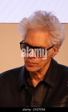 Paris, Frankreich. November 2024. Der Filmemacher und multidisziplinäre Künstler Jim Jarmusch spricht über sein Buch „Some Collagen“ bei „Conversations“, einer Diskussionsreihe, die während der Paris Photo 2024 stattfand, einer jährlichen internationalen Kunstmesse, die sich der Fotografie im Grand Palais, Avenue du Général Eisenhower, widmet. Quelle: Doreen Kennedy/Alamy Live News. Stockfoto