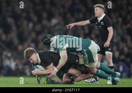 Der Neuseeländer Jordie Barrett (Mitte) wird im Herbst im Aviva Stadium in Dublin von Finlay Bealham (links) und James Ryan (rechts) angegriffen. Bilddatum: Freitag, 8. November 2024. Stockfoto