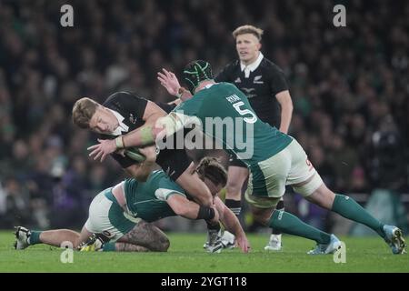 Der Neuseeländer Jordie Barrett (Mitte) wird im Herbst im Aviva Stadium in Dublin von Finlay Bealham (links) und James Ryan (rechts) angegriffen. Bilddatum: Freitag, 8. November 2024. Stockfoto