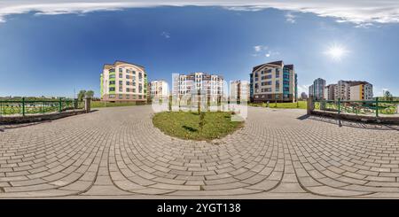 360 Grad Panorama Ansicht von 360 hdri-Panorama mitten in einem modernen mehrstöckigen Mehrfamilienwohnkomplex städtebaulicher Entwicklung in gleicheckigem, nahtlosem sphärischem Projekt
