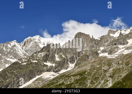 Aiguille de la Brenva (3269 m) mit Aiguille Blanche de Peuterey (4112 m) und Mont Blanc (4810 m) im Hintergrund im Sommer, Courmayeur, Italien Stockfoto