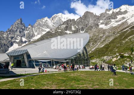 Außenseite der Seilbahnstation Pavillon (2173 m) des Skyway Monte Bianco, mit dem Gipfel Aiguille Noire de Peuterey im Sommer, Courmayeur, Italien Stockfoto