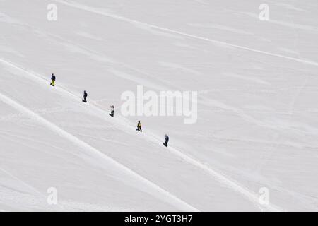 Erhöhter Blick auf ein Geflecht von Bergsteigern auf dem Gletscher des Riesenpasses (3370 m), an der Grenze zwischen Italien und Frankreich, Courmayeur, Italien Stockfoto