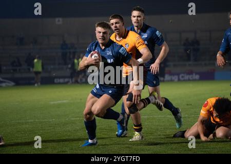 Tom Curtis (10 Sale Sharks) in Aktion während des Premiership Cup-Spiels im Salford Community Stadium, England. Quelle: Samuel Wardle/Alamy Live News Stockfoto