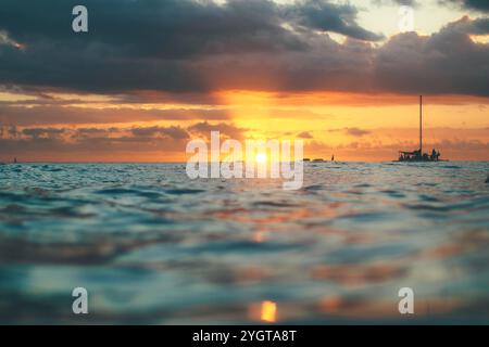 Silhouette des Segelbootes bei Sonnenuntergang vor der Küste von Waikiki Stockfoto