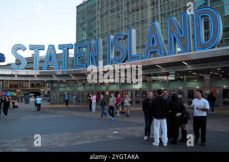 New York, Usa. November 2024. Der Staten Island Ferry Terminal befindet sich in Lower Manhattan, New York City. (Foto: Jimin Kim/SOPA Images/SIPA USA) Credit: SIPA USA/Alamy Live News Stockfoto