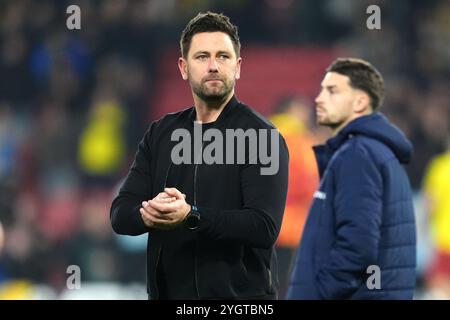 Oxford United Manger des Buckingham applaudiert den Fans nach dem letzten Pfiff des Sky Bet Championship Matches in der Vicarage Road, Watford. Bilddatum: Freitag, 8. November 2024. Stockfoto