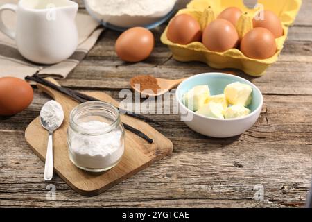 Backpulver im Glas und andere Produkte auf Holztisch Stockfoto