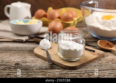 Backpulver im Glas und andere Produkte auf Holztisch Stockfoto