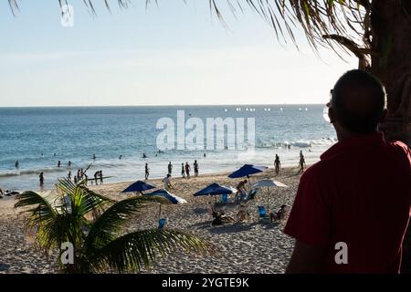 Salvador, Bahia, Brasilien - 06. Dezember 2019: Touristen werden am späten Nachmittag am Strand Farol da Barra in t Stockfoto