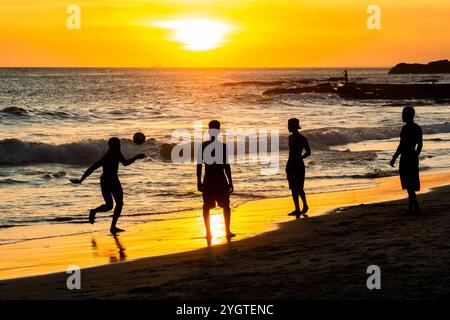 Salvador, Bahia, Brasilien - 06. Dezember 2019: Menschen spielen bei Sonnenuntergang am Strand von Farol da Barra Beach Soccer. Salvador, Bahia. Stockfoto