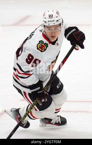 Dallas, Usa. November 2024. Connor Bedard #98 von Chicago Blackhawks läuft auf dem Eis während des NHL-Spiels gegen die Dallas Stars im American Airlines Center. Finale Dallas Stars 3-1 Chicago Blackhawks. Am 7. November 2024 in Dallas, Texas. (Foto: Javier Vicencio/Eyepix Group/SIPA USA) Credit: SIPA USA/Alamy Live News Stockfoto