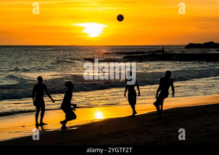 Salvador, Bahia, Brasilien - 06. Dezember 2019: Menschen spielen bei Sonnenuntergang am Strand von Farol da Barra Beach Soccer. Salvador, Bahia. Stockfoto