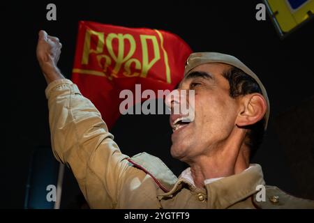 St. Petersburg, Russland. November 2024. Ein Anhänger der Kommunistischen Partei singt ein sowjetisches Lied vor der Flagge der Russischen Föderativen Sozialistischen Sowjetrepublik, während der Feier des 107. Jahrestages der Oktoberrevolution in St. Petersburg. (Credit Image: © Andrei Bok/SOPA Images via ZUMA Press Wire) NUR REDAKTIONELLE VERWENDUNG! Nicht für kommerzielle ZWECKE! Stockfoto