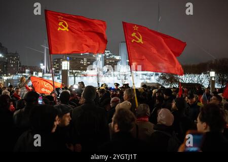 St. Petersburg, Russland. November 2024. Die Anhänger der Kommunistischen Partei feierten den 107. Jahrestag der Oktoberrevolution, indem sie sich in St. Petersburg in der Nähe des Kreuzers Aurora, eines der wichtigsten Symbole der Oktoberrevolution, versammelten. (Credit Image: © Andrei Bok/SOPA Images via ZUMA Press Wire) NUR REDAKTIONELLE VERWENDUNG! Nicht für kommerzielle ZWECKE! Stockfoto