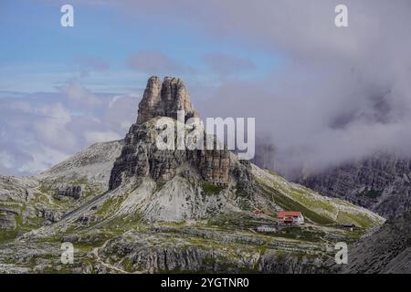 Herrlicher Blick auf Sasso di Sexten und das Refugio Locatelli in drei Zinnen di Lavaredo vom Wanderweg aus. Stockfoto