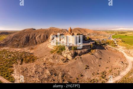 Aus der Vogelperspektive des armenischen Khor Virap-Klosters gegen den Berg Ararat an sonnigem Sommerabend. Antike Kirche beliebteste Touristenziele während des Su Stockfoto