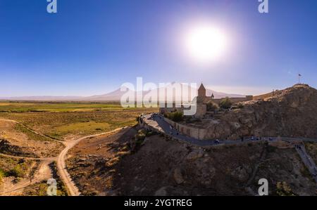 Aus der Vogelperspektive des armenischen Khor Virap-Klosters gegen den Berg Ararat an sonnigem Sommerabend. Antike Kirche beliebteste Touristenziele während des Su Stockfoto