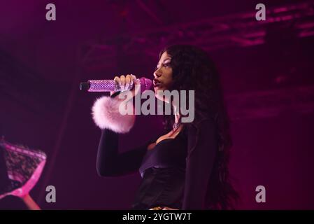 Neapel, Neapel, Italien. November 2024. Die italienische Rapperin Anna aka Anna Pepe tritt am 08. November 2024 live in der Casa della Musica in Neapel auf (Foto: © Francesco Luciano/ZUMA Press Wire). Nicht für kommerzielle ZWECKE! Quelle: ZUMA Press, Inc./Alamy Live News Stockfoto