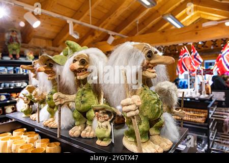 Souvenir- und Souvenirladen in Geiranger im Westen Norwegens, der kleine Trolle als Souvenirs verkauft, ist ein Troll ein Wesen in der nordischen Folklore Stockfoto