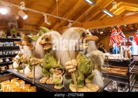 Souvenir- und Souvenirladen in Geiranger im Westen Norwegens, der kleine Trolle als Souvenirs verkauft, ist ein Troll ein Wesen in der nordischen Folklore Stockfoto