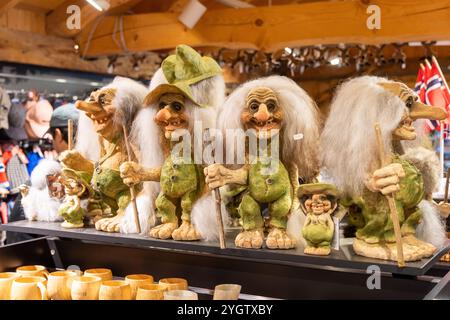 Souvenir- und Souvenirladen in Geiranger im Westen Norwegens, der kleine norwegische Trolle als Souvenirs verkauft, ist ein Troll ein Wesen in der nordischen Folklore Stockfoto