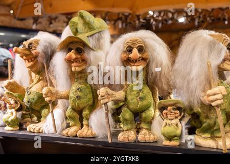 Souvenir- und Souvenirladen in Geiranger im Westen Norwegens, der kleine norwegische Trolle als Souvenirs verkauft, ist ein Troll ein Wesen in der nordischen Folklore Stockfoto