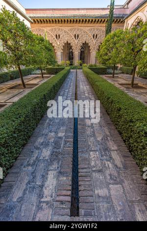 Saragossa, Spanien - 23. Juli 2024 : Hof Santa Isabel im Palacio de la Aljaferia. Befestigter mittelalterlicher Palast, heute Haus von Aragon regional Stockfoto