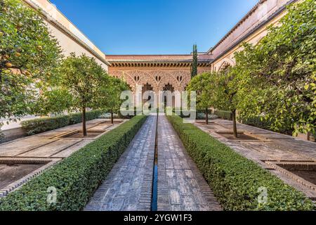 Saragossa, Spanien - 23. Juli 2024 : Hof Santa Isabel im Palacio de la Aljaferia. Befestigter mittelalterlicher Palast, heute Haus von Aragon regional Stockfoto