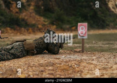 Ein US-Marine mit 2. Bataillon, 7. Marine-Regiment, das der Marine Rotational Force in Südostasien angehört, führt am 7. November 2024 während der Keris Marine Exercise (MAREX) 2024 auf Pulau Setokok Island, Batam, Indonesien, eine Schlachtfeldzeremonie durch. Keris MAREX ist eine bilaterale Übung, die vom U.S. Marine Corps and Korps Marinir Republik Indonesien oder Indonesian Marine Corps durchgeführt wird, um die Beziehungen als militärische Partner zu stärken und die Interoperabilität zwischen den beteiligten Streitkräften bei der Förderung eines freien und offenen Indo-Pazifik zu erhöhen. MRF-SEA ist eine Rotationseinheit, die aus Elementen von I Marine Expedi abgeleitet ist Stockfoto