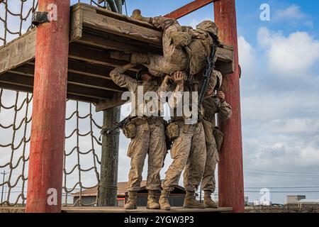 Das U.S. Marine Corps rekrutiert zusammen mit Mike Company, 3. Rekrut Training Battalion, navigiert ein Hindernis während des Schmelztiegels im Marine Corps Base Camp Pendleton, Kalifornien, 29. Oktober 2024. Der Schmelztiegel ist eine 54-stündige Übung, bei der Rekruten das Wissen anwenden, das sie während des Rekrutierungstrainings gelernt haben, um den Titel United States Marine zu erlangen. (Foto des U.S. Marine Corps von Lance CPL. Jacob B. Hutchinson) Stockfoto