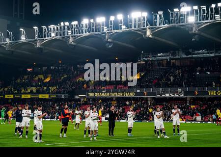 Watford, Großbritannien. November 2024. WATFORD, ENGLAND – 8. NOVEMBER: Die Spieler von Oxford United FC applaudieren den Fans nach dem Sky Bet Championship-Spiel zwischen Watford FC und Oxford United FC am 8. November 2024 in der Vicarage Road in Watford, England. (Foto: Rene Nijhuis/MB Media) Credit: MB Media Solutions/Alamy Live News Stockfoto