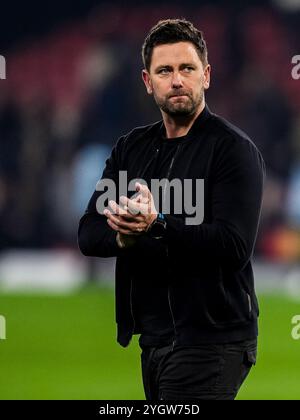 Watford, Großbritannien. November 2024. WATFORD, ENGLAND – 8. NOVEMBER: Oxford United FC-Cheftrainer des Buckingham applaudiert den Fans nach dem Sky Bet Championship-Spiel zwischen Watford FC und Oxford United FC am 8. November 2024 in der Vicarage Road in Watford, England. (Foto: Rene Nijhuis/MB Media) Credit: MB Media Solutions/Alamy Live News Stockfoto