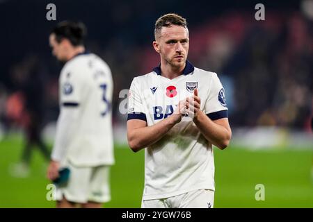 Watford, Großbritannien. November 2024. WATFORD, ENGLAND – 8. NOVEMBER: Sam Long vom Oxford United FC applaudiert den Fans nach dem Sky Bet Championship-Spiel zwischen Watford FC und Oxford United FC am 8. November 2024 in der Vicarage Road in Watford, England. (Foto: Rene Nijhuis/MB Media) Credit: MB Media Solutions/Alamy Live News Stockfoto