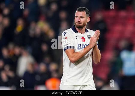 Watford, Großbritannien. November 2024. WATFORD, ENGLAND – 8. NOVEMBER: Elliott Moore vom Oxford United FC applaudiert den Fans nach dem Sky Bet Championship-Spiel zwischen Watford FC und Oxford United FC am 8. November 2024 in der Vicarage Road in Watford, England. (Foto: Rene Nijhuis/MB Media) Credit: MB Media Solutions/Alamy Live News Stockfoto