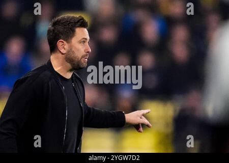 Watford, Großbritannien. November 2024. WATFORD, ENGLAND – 8. NOVEMBER: Trainer des Buckingham von Oxford United beim Sky Bet Championship-Spiel zwischen Watford FC und Oxford United FC am 8. November 2024 in der Vicarage Road in Watford, England. (Foto: Rene Nijhuis/MB Media) Credit: MB Media Solutions/Alamy Live News Stockfoto