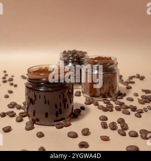 Gerösteter, gemahlener und gebrühter Kaffee in Gläsern auf beigefarbenem Hintergrund mit verschütteten Kaffeebohnen Stockfoto