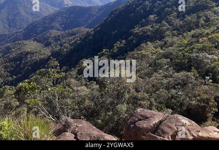 Rio de Janeiro, Brasilien, 15. September 2024. Blick auf das biologische Naturschutzgebiet Tinguá, vom Hügel Boné, in der Bergregion des Bundesstaates Rio d Stockfoto