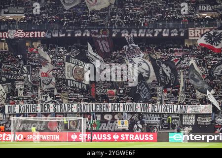 Frankfurt, Deutschland. November 2024. UEFA Europa League - Eintracht Frankfurt - SK Slavia Prag am 07.11.2024 im Deutsche Bank Park in Frankfurt die Fans von Eintracht Frankfurt in der Nordwestkurve mit einem Spruchband/Banner/Transparent für Christian Eckerlin sowie einer Schalparade Foto: Osnapix Credit: dpa/Alamy Live News Stockfoto