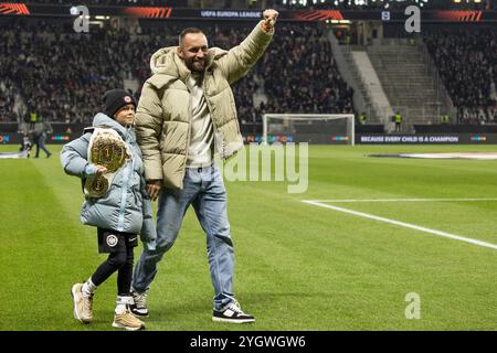 Frankfurt, Deutschland. November 2024. UEFA Europa League - Eintracht Frankfurt - SK Slavia Prag am 07.11.2024 im Deutsche Bank Park in Frankfurt MMA Champion Christian Eckerlin präsentiert mit seinem Sohn Maxim den King of Germany Gürtel der Nordwestkurve Foto: Osnapix Credit: dpa/Alamy Live News Stockfoto